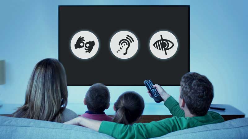 Família a ver TV acessível a cegos